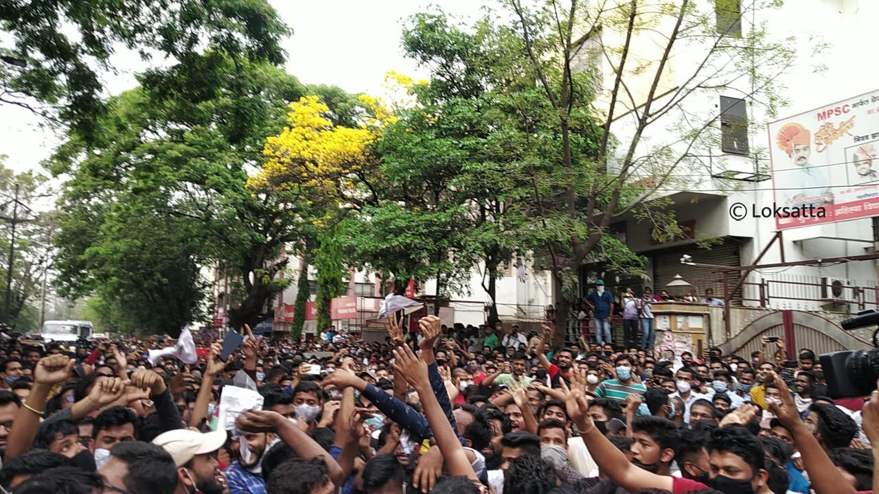 काही ठिकाणी विद्यार्थींनी पुस्तके फाडून परीक्षा रद्द करण्याच्या निर्णयाचा विरोध केलाय.