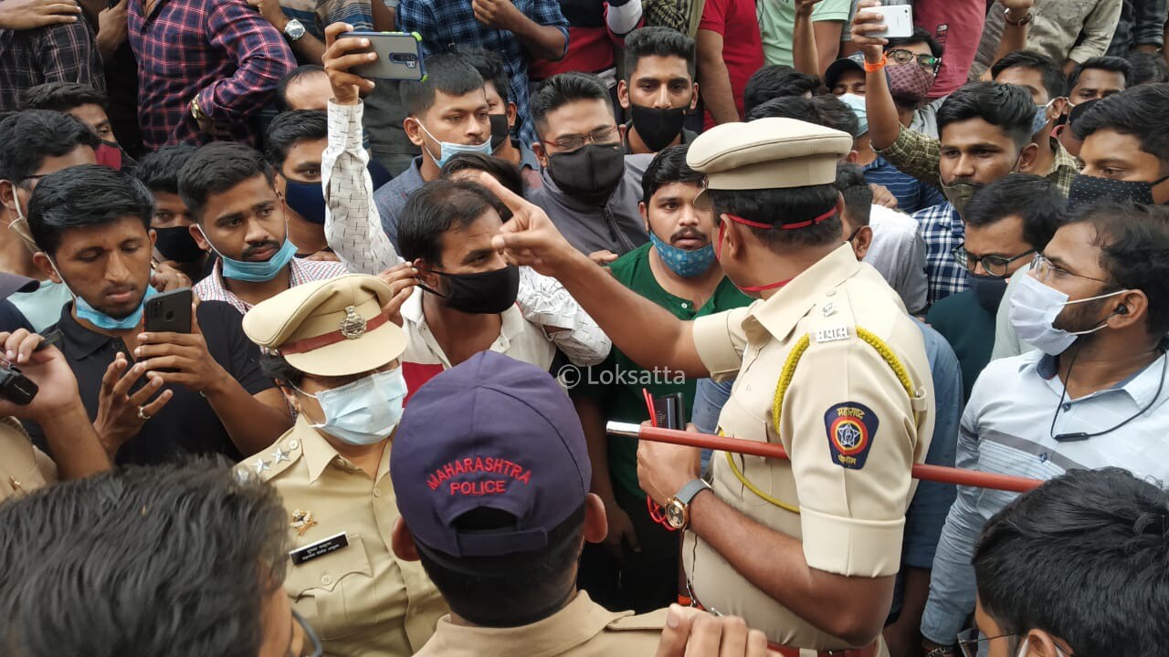 पोलिसांनी वेळीच हस्तक्षेप करत एका बाजूची वाहतूक सुरू केली असली, तरी रस्त्याची दुसरी बाजू विद्यार्थींनी अडवून ठेवत एमपीएससीच्या या निर्णयाविरोधात जोरदार घोषणाबाजी केली.