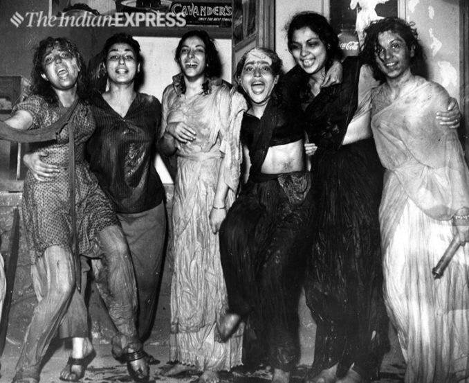 त्यावेळी बॉलिवूडमधील लोकप्रिय अभिनेत्री नर्गिस आणि इतर अभिनेत्री होळी साजरी करताना. (Photo: Express Archive)
