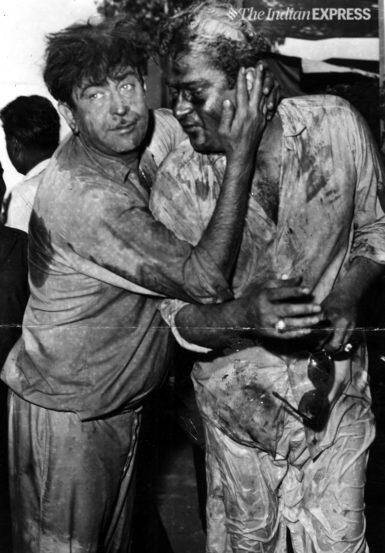 राज कपूर आणि त्यांचे भाऊ शम्मी कपूर एकत्र होळी साजरी करताना. (Photo: Express Archive)