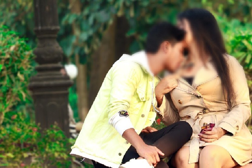 ठाणे जिल्ह्यातून दहावीत पहिला आलेला आणि आता शिक्षक असलेल्या तरुणाने आपल्या दोन मित्रांसह Porn Prank Video सपाटाच लावला होता. तरुणींच्या अश्लील चित्रफिती तयार करून त्या यू ट्यूब वाहिन्या, फेसबूकसह अन्य समाजमाध्यमांवर प्रसारित करायचे. (सर्व छायाचित्रं संग्रहित असून, प्रातिनिधीक स्वरूपात घेण्यात आलेली आहेत/लोकसत्ता/इंडियन एक्स्प्रेस)