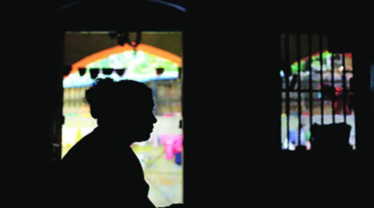 बदनामी होईल, लग्न मोडेल, आयुष्य उद्ध्वस्त होईल… अशा विनंत्यांनाही आरोपीने थारा दिला नाही. यापैकी एका तरुणीने चित्रफीत न हटविल्यास आत्महत्या करण्याची धमकी आरोपीला दिली होती. आरोपीने त्या तरुणीची चित्रफीत एका यू-ट्यूब वाहिनीवरून हटवली. मात्र दुसऱ्या वाहिनीवर प्रसारित केली. (सर्व छायाचित्रं संग्रहित असून, प्रातिनिधीक स्वरूपात घेण्यात आलेली आहेत/लोकसत्ता/इंडियन एक्स्प्रेस)