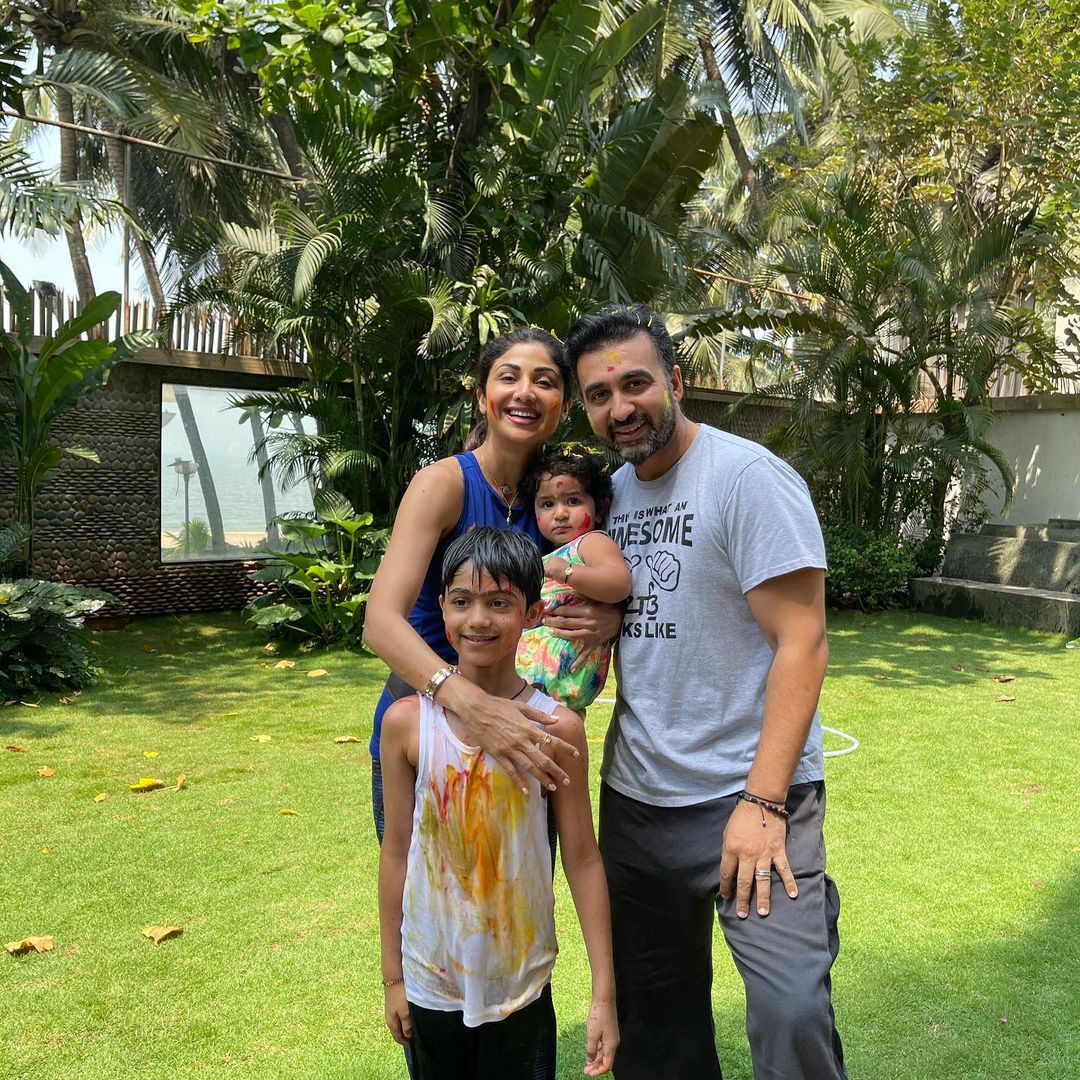 विहान आणि समिषा- विहान आणि समिषा अभिनेत्री शिल्पा शेट्टी आणि राज कुंद्रा यांची मुलं आहेत. शिल्पाने सोशल मीडियावर तिच्या मुलांसोबत होळी खेळतानाचे फोटो शेअर केले आहेत. (Photo credit - shilpa shetty instagram)