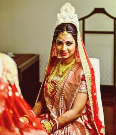 बंगाली पद्धतीने श्रेया-शिलादित्यचं लग्न झालं.श्रेया अनेकदा तिच्या पतीसोबतचे फोटो सोशल मीडियावर शेअर करत असते.