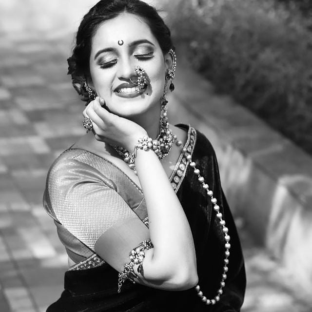 अद्वैत दादरकरचे आई-बाबा शुभदा आणि श्रीकांत दादरकर यांच्याकडे तिनं नाट्यसंगीताचा डिप्लोमा केला.