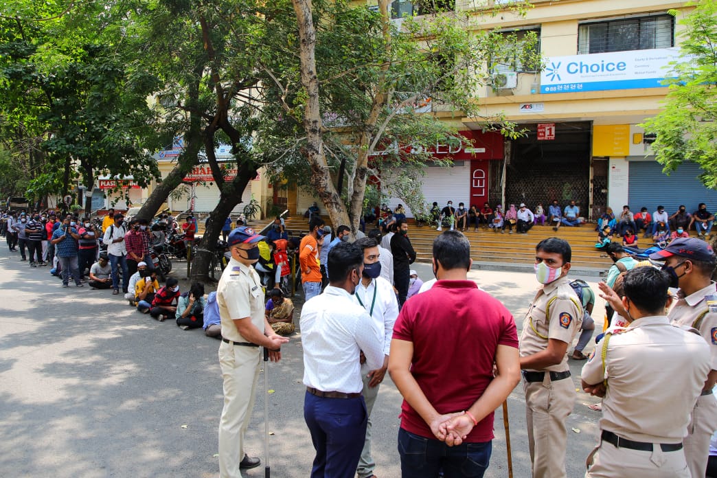 करोना रुग्णसंख्येचा स्फोट झाल्यासारखी परिस्थिती असून, आरोग्य यंत्रणेवर ताण पडत आहे. (Express photo by Ashish Kale)