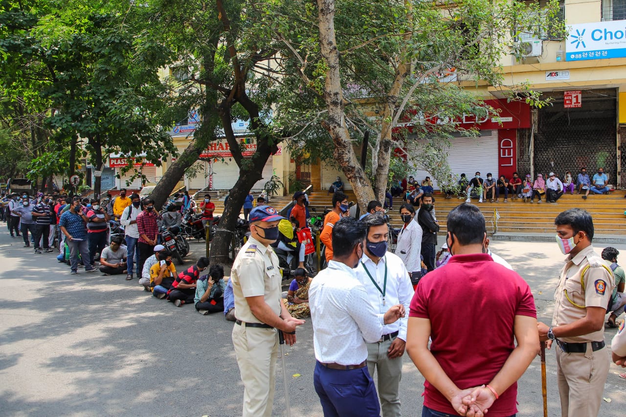 महत्त्वाचं म्हणजे करोना रुग्णांसाठी संजीवनीप्रमाणे असणाऱ्या रेमडेसिवीर इंजेक्शनचा तुटवडा निर्माण झाल्यानं रुग्णांच्या नातेवाईकांचे प्रचंड हाल सुरू आहेत. (Express photo by Ashish Kale)