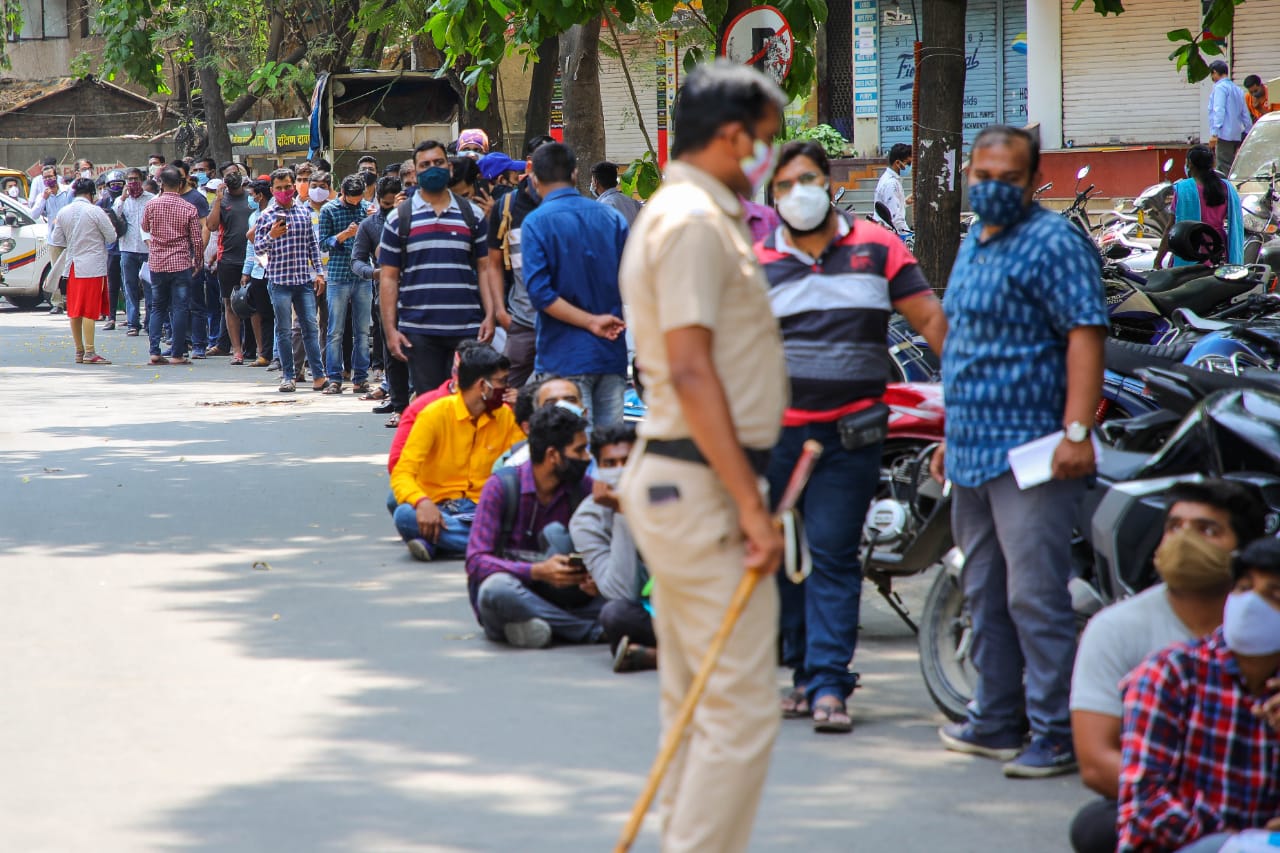 पुण्यातील हे दृश्य असून, रेमडेसिवीरसाठी रुग्णांच्या नातेवाईकांची धडपड सुरू आहे. (Express photo by Ashish Kale)