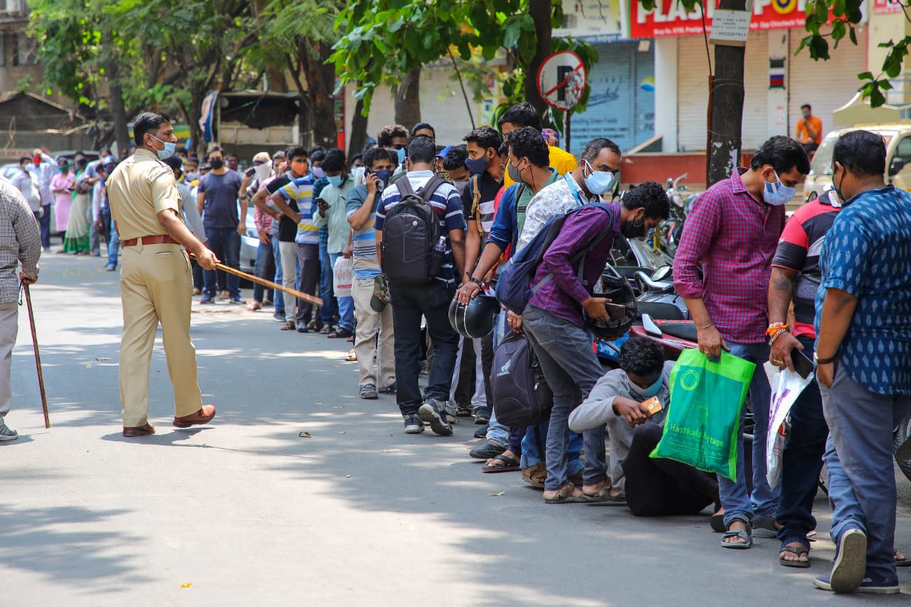 पुण्यात रेमडेसिवीरसाठी लांबच लांब रांगा लागलेल्या आहेत. (Express photo by Ashish Kale)