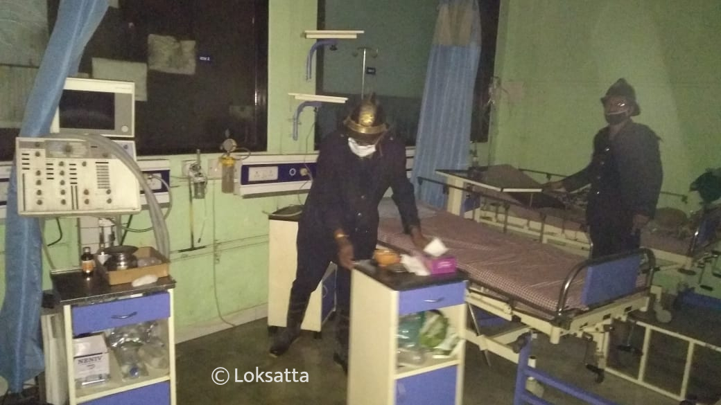 करोनाच्या दुसऱ्या लाटेनं महाराष्ट्राला तडाखा दिला असतानाच दुसरीकडे रुग्णालयांमध्ये होत असलेल्या दुर्घटनांचे प्रमाणही वाढले आहे. (सर्व फोटो : दीपक जोशी, इंडियन एक्सप्रेस)