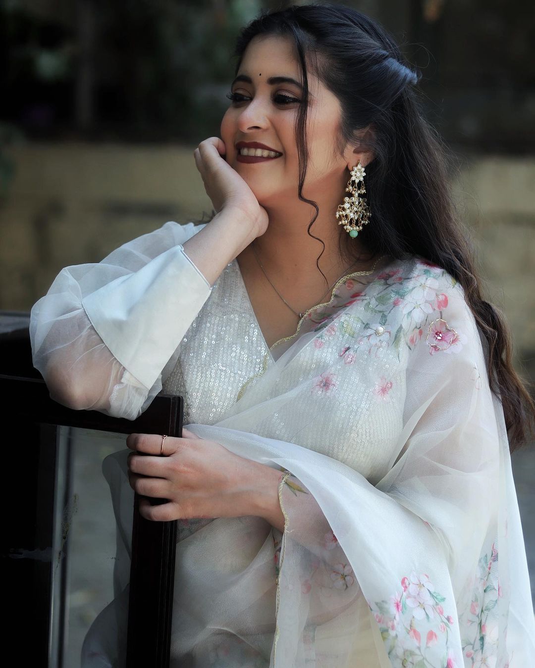 गायत्रीने नुकतंच फोटोशूट केलं असून त्याचे फोटो सोशल मीडियावर पोस्ट केले आहेत. गायत्रीने परिधान साडीमध्ये तिचे सौंदर्य अधिकच खुलून आले आहे. 'कभी नीम-नीम, कभी शहद-शहद.., कभी नरम-नरम, कभी सख्त-सख्त..!' असे कॅप्शन देत गायत्रीने हे फोटो शेअर केले आहेत.
