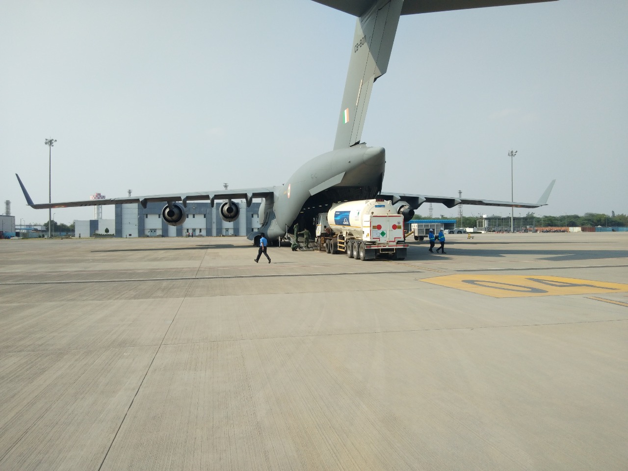 भारतीय हवाई दलाच्या सी -१७ आणि एल ७६ विमानांनी बुधवारी ऑक्सिजन टँकर्सची वाहतूक केली. (सर्व फोटो : Twitter/IAF_MCC वरुन साभार)