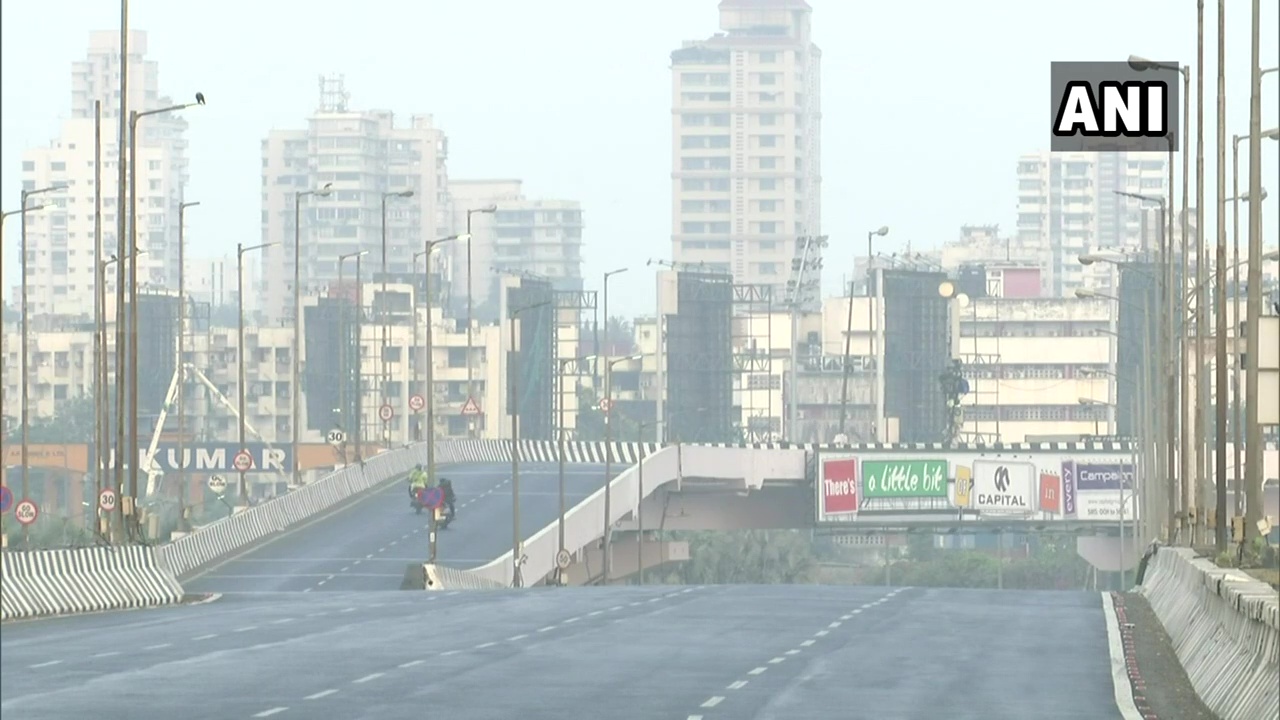 मुंबईला इतर शहरांशी जोडणाऱ्या महामार्गावरही किंचितच वाहनं बघायला मिळत आहे. (Photo : ANI)