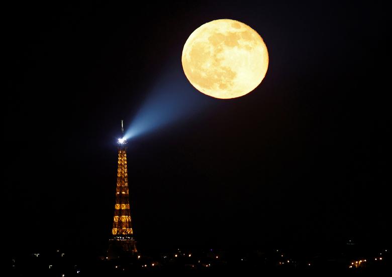 पॅरिस शहरातून टिपलेलं चंद्राचं रुप.