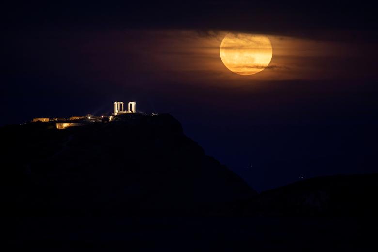 चंद्र पृथ्वीच्या सर्वाधिक जवळ असताना १४ टक्के मोठा आणि ३० टक्के अधिक प्रकाशित दिसतो. (सर्व फोटो सौजन्य : Reuters)