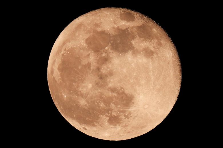 चंद्र पृथ्वीच्या सगळ्यात जवळच्या कक्षेत येतो. तेव्हा चंद्राचा मोठा आकार बघायला मिळतो.