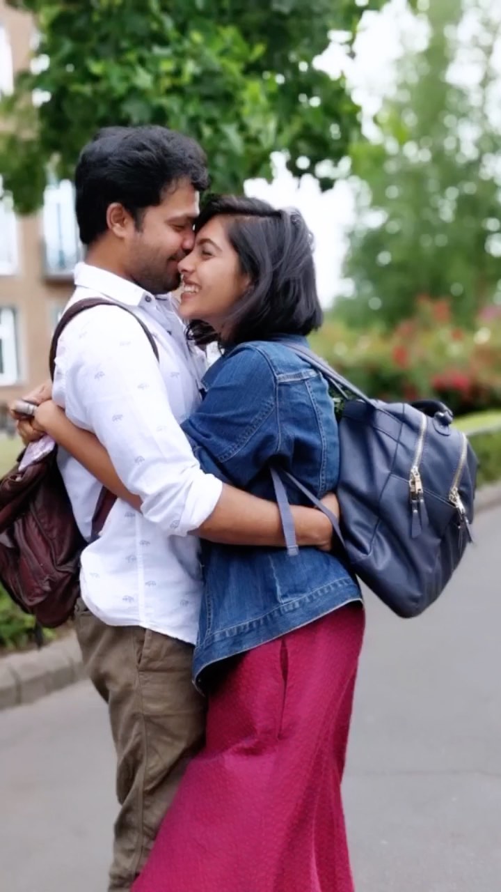लग्नाच्या दुसऱ्या वाढदिवसानिमित्त सखीने सुव्रतसोबतचे रोमँटिक फोटो पोस्ट केले आहेत.