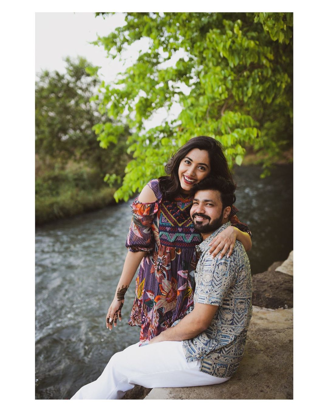 'कायदेशीर पद्धतीने बांधलेल्या लग्नगाठीला दोन वर्षे आणि सहवासाची सहा वर्षे', असं लिहित सखीने हे फोटो पोस्ट केले आहेत.