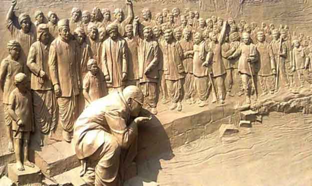 महत्वाचे सत्याग्रह / आंदोलने : महाडचे चवदार तळे सत्याग्रह, (२० मार्च १९२७), मनुस्मृती दहन (२५ डिसेंबर १९२७), शेतकऱ्यांची चळवळ (१९२८), पर्वती देवालय प्रवेश (१९२९), काळाराम मंदिर प्रवेश सत्याग्रह (१९३१), पुणे करार (१९३२), येवला परिषद (१९३५), बौद्ध धर्मात प्रवेश (१४ ऑक्टोबर १९५६), बावीस प्रतिज्ञा.