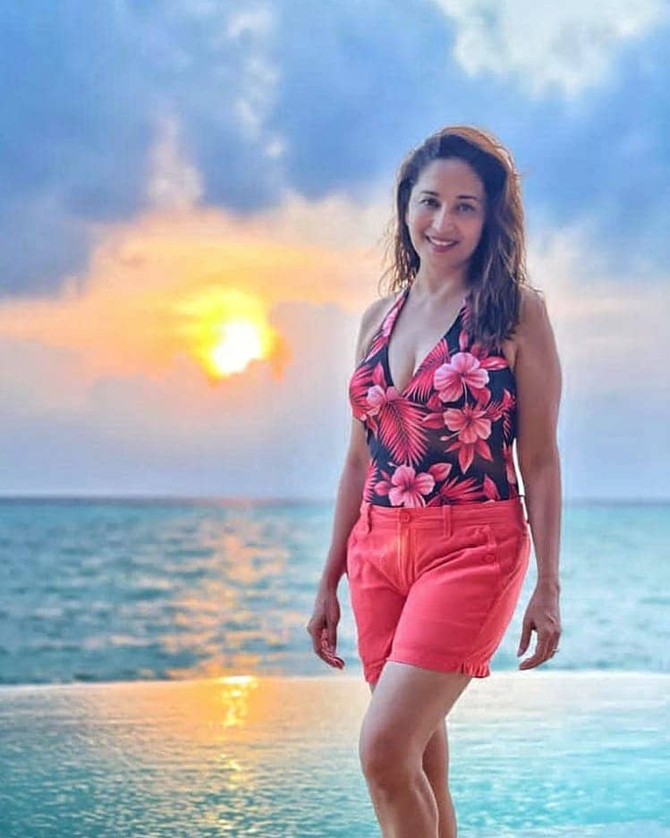 आपल्या सौंदर्याने आणि नृत्याने चाहत्यांच्या मनावर राज्य करणारी 'धक धक गर्ल' माधुरी दीक्षित सुट्ट्यांचा आनंद घेण्यासाठी कुटुंबीयांसोबत मालदीव येथे गेली आहे.