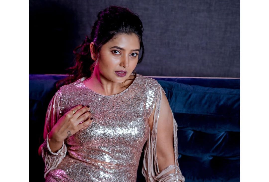 प्राजक्ताच्या या नवीन फोटोशूटवर आणि तिच्या गोड हसण्यावर तिचे चाहते चांगलेच फिदा झाले आहेत. सध्या सोशल मीडियावर प्राजक्ताच्या या फोटोंची चर्चा सुरु आहे.