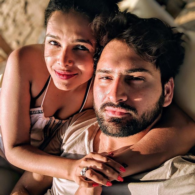 कलाकार हे सोशल मीडियावर प्रचंड सक्रिय असतात. ते त्यांचे फोटो आणि व्हिडीओ सतत शेअर करताना दिसतात.