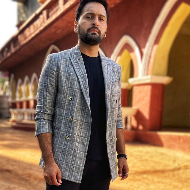 त्यानंतर सिद्धार्थने मितालीला उत्तर देत 'मी तुझ्या विषयीच बोलत होतो' असे म्हटले.