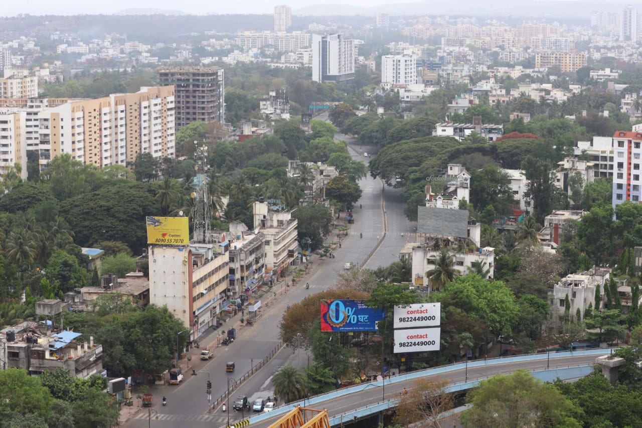 पुण्यातील महत्त्वाच्या रस्त्यावरील हे दृश्य. (Express Photo by Pavan Khengre)