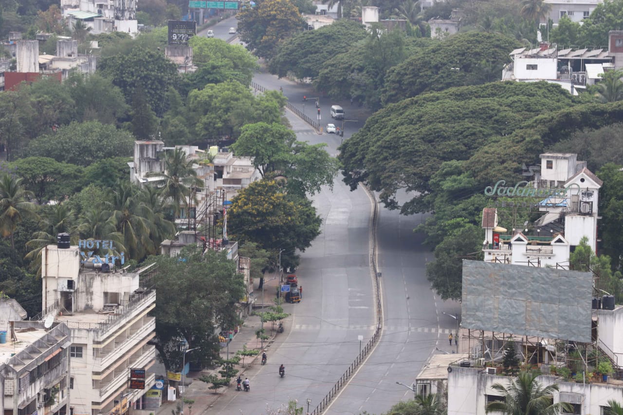 पुण्यातील प्रत्येक भागात फक्त एखादं दुसरं वाहन जाताना दिसत होतं. (Express Photo by Pavan Khengre)