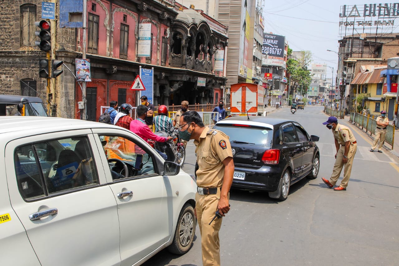 अत्यावश्यसेवेतील कर्मचाऱ्यांना बाहेर पडण्यास परवानगी देण्यात आलेली असल्यानं इतर अनेकांना घरी परत यावं लागलं. (Express photo by Ashish Kale)