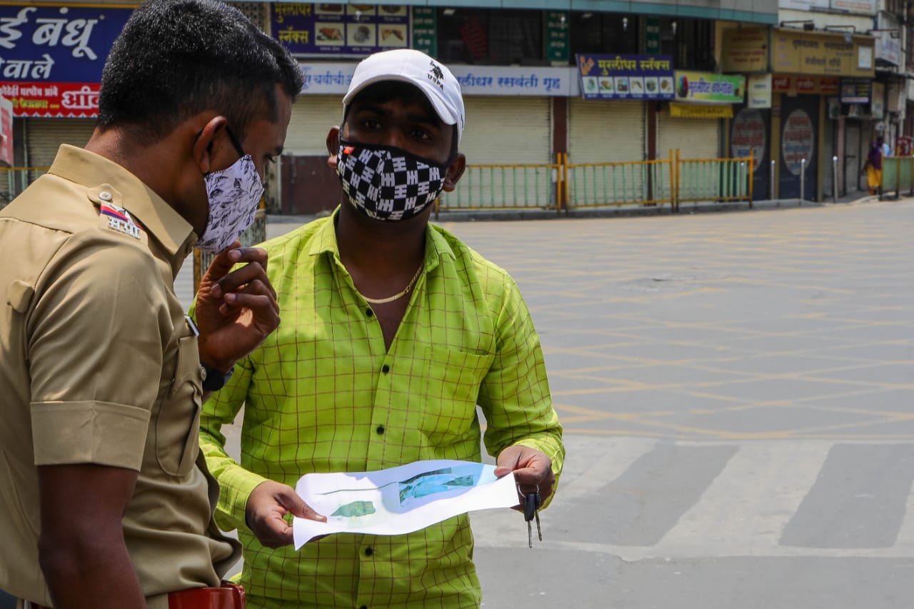 महत्त्वाच्या कामासाठी बाहेर पडलेल्यांना पोलिसांनी कोणताही अडथळा न आणता जाऊ दिलं. (Express photo by Ashish Kale)