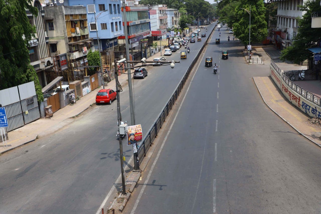 राज्यात कडक निर्बंध लागू करण्यात आल्यानंतर वीकेंड लॉकडाउन सुरू झाला आहे. (Express Photo by Pavan Khengre)