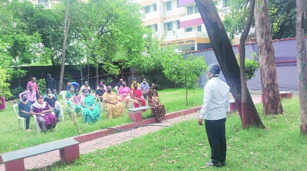 महर्षी कर्वे स्त्री शिक्षण संस्थेतील करोना काळजी केंद्रामध्ये रुग्णांसाठी सायंकाळी मनोरंजनासह समुपदेशन असे उपक्रम राबविले जातात.