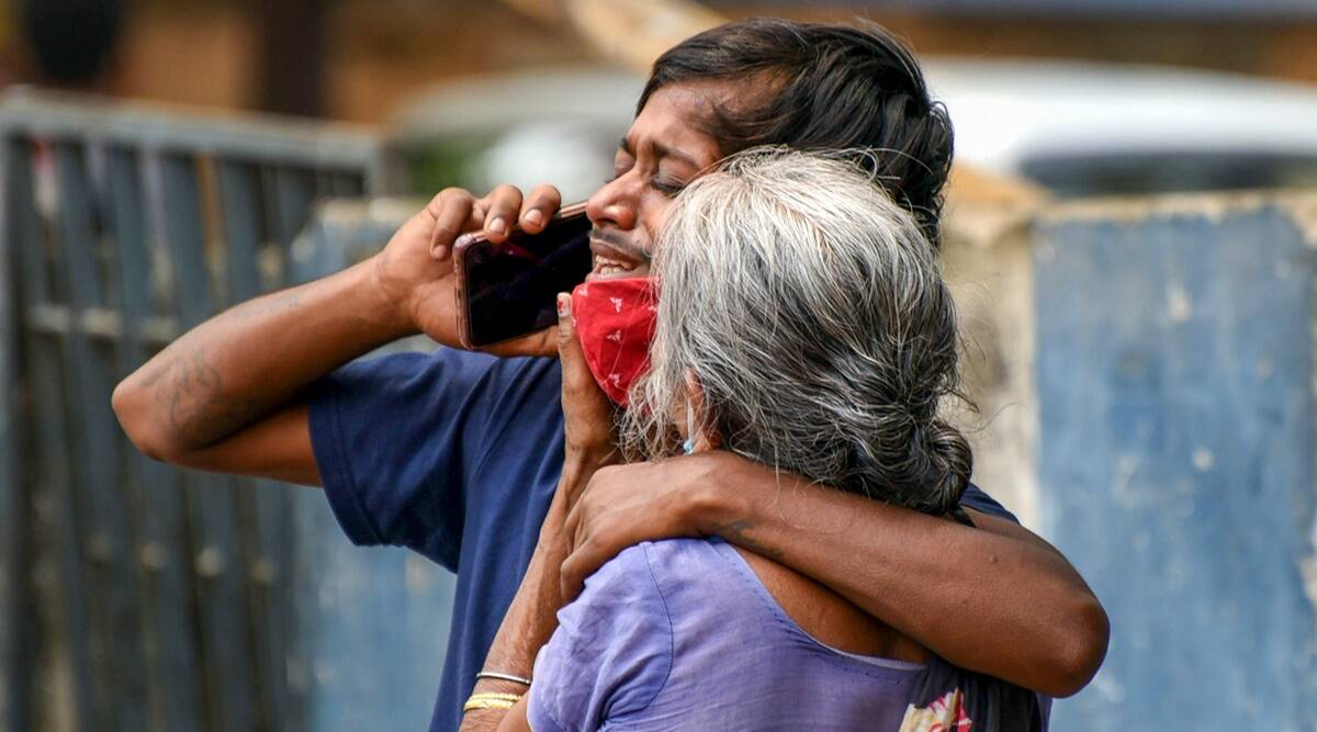 देशात कव्हे नव्हे इतका आरोग्याच्या मुलभूत सुविधांचा प्रश्न करोनामुळे चव्हाट्यावर आला आहे. करोनाच्या शिरकावानंतर आरोग्य व्यवस्थेतील दोष समोर येताना दिसत असून, बेडसह मुलभूत सोयीसुविधा मिळत नसल्याने लोकांना जीव गमवावा लागत आहे. (संग्रहित छायाचित्र। पीटीआय)