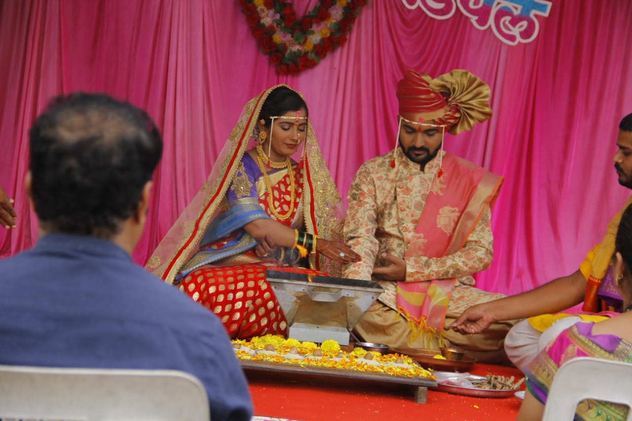 एखादी व्यक्ती आपल्याला देवासमान वाटते पण त्याचा खरा चेहरा मात्र वेगळाच असतो. चांगुलपणाचा बुरखा पांघरुन घात करणाऱ्या अशा वृत्तीविषयी भाष्य करणारी ‘देवमाणूस’ ही मालिका झी मराठीवर आली, आणि अल्पावधीतच लोकप्रियतेच्या शिखरावर पोहोचली.
