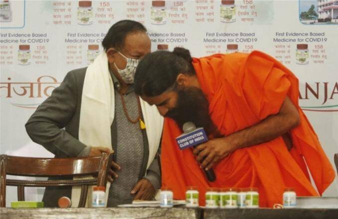 १० जूनची गोष्ट आहे. रामदेवबाबा यांच्यावर उपचार करणाऱ्या डॉक्टरांनी सांगितले होते की, रामदेवबाबा यांच्या शरीरातील अनेक घटक कमी झाले होते. त्यांना आयसीयूच्या समोरील खोलीत ठेवण्यात आले होते. त्यांना सलाईन बरोबर व्हिटामिन्स दिले होते. सलाईन सॉल्यूशन अतिशय छान असते.  ज्यांना डिहायड्रेशनचा धोका असतो अशा परिस्थितीत मृत्यू होण्याची शक्यता असते. अशा लोकांना "सलाईन सोल्यूशन" दिल्या जाते. त्यांनंतर 'आर्ट ऑफ लिव्हिंग'चे   श्रीश्री रविशंकर रुग्णालयात दाखल झाले आणि त्यांनी रामदेवबाबा यांचे उपोषण सोडले. आचार्य बाळकृष्ण देखील यावेळी रामदेवबाबासमवेत रूग्णालयात होते. (Express Archive Photo)