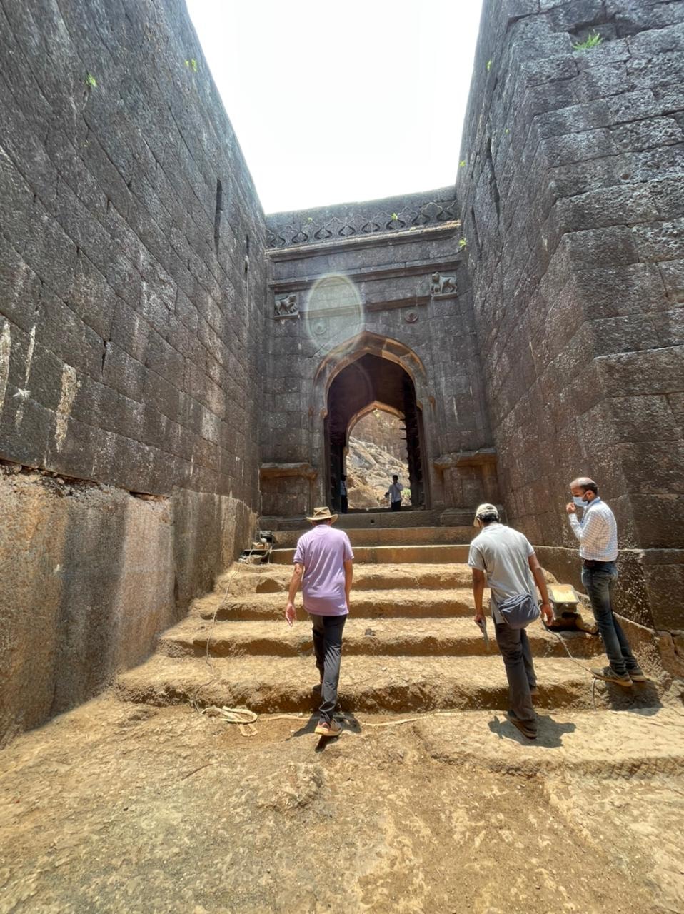 काल (दि. १० मे) रोजी सकाळी खासदार छत्रपती संभाजीराजे भोसले कोल्हापूरहून रायगडला निघाले. दुपारी १२ वाजता गडाच्या पायथ्याशी पोहोचल्यानंतर त्यांनी नाणे दरवाजामार्गे गड चढून सुरू असलेल्या कामांची पाहणी केली.