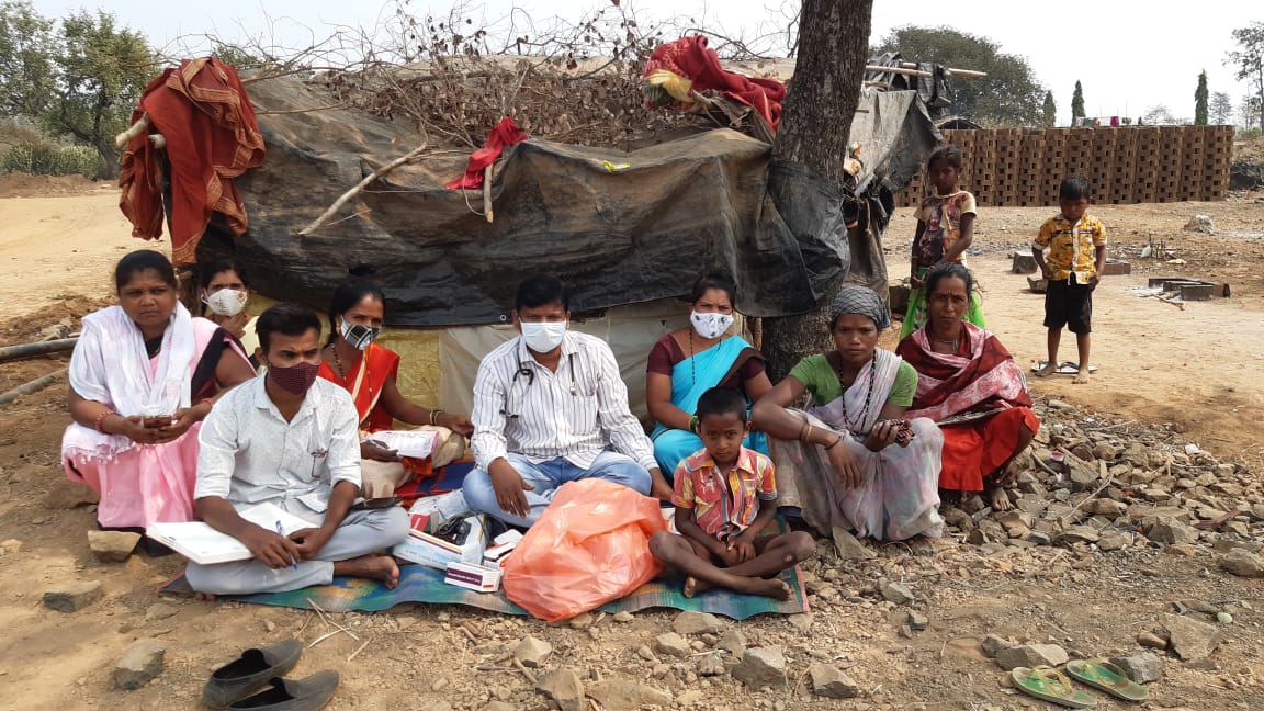 गडचिरोलीच्या नक्षलग्रस्त भागात काम करणाऱ्या पोलिसांसह अन्य शासकीय कर्मचाऱ्यांना विशेष प्रोत्साहन भत्ता दिला जातो. मात्र भरारी पथकाच्या डॉक्टरांना वर्षानुवर्षे अवघ्या २४ हजार रुपये मानधनावर राबवले जाते. यातही आदिवासी विभागाकडून सहा हजार रुपये तर आरोग्य विभाग १८ हजार असे हे २४ हजार रुपये दिले जातात. अनेकदा हे मानधनही वेळेवर दिले जात नसल्याचे या डॉक्टरांचे म्हणणे आहे.