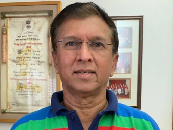 किरण मोरे : माजी भारतीय क्रिकेटपटू आणि आयपीएलमधील मुंबई इंडियन्स संघाचे यष्टीरक्षण प्रशिक्षक किरण मोरे यांना करोनाची लागण झाली आहे. मुंबई इंडियन्सने ट्विट करत ही माहिती दिली. मोरे यांना मालिका सुरु होण्याआधी करोनाची लागण झाली होती. त्यांनी करोनावर मात मिळवली.