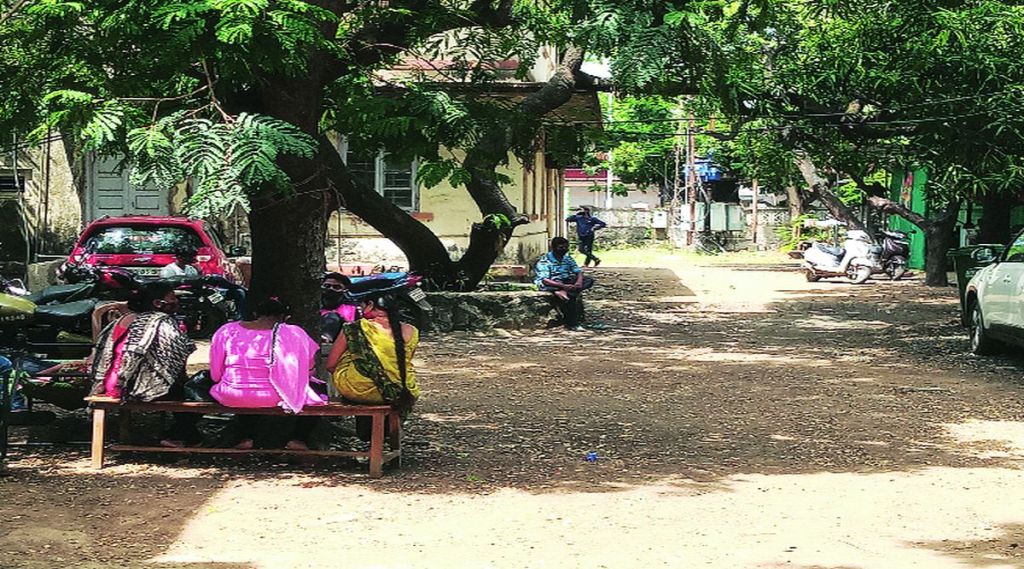 करोना रुग्णांच्या नातेवाईकांची गैरसोय