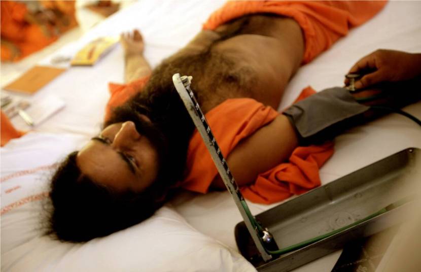 जेव्हा संपुर्ण भारतात भ्रष्टाचाराविरोधात आवाज उठविला गेला होता. अण्णा हजारे यांनी या चळवळीचे नेतृत्व केले होते. रामदेबाबा देखील त्या आंदोलनाचा हिस्सा होते. दिल्लीच्या रामलीला मैदानावर ते उपोषणाला बसले होते. ४ जून २०११ च्या संध्याकाळी तत्कालीन केंद्रीय मंत्री कपिल सिाब्बल यांनी असा दावा केला होता की, उपोषण संपवण्याच्या संबंधित रामदेवबाबा यांचे पत्र आपल्याला मिळाले. मात्र, रामदेवबाबा यांनी तो त्यांचा दावा खोटा ठरविला. त्यावेळी रात्री थकलेल्या अवस्थेत रामदेवबाबा झोपले होते. त्यानंतर तेथे पोलीस पोहचले आणि गोंधळ उडाला. यावेळी अश्रुधुरांचा मारा देखील करण्यात येत होता. रामदेवबाबा स्टेजवर आले आणि खाली उडी मारली. (Express Archive Photo)