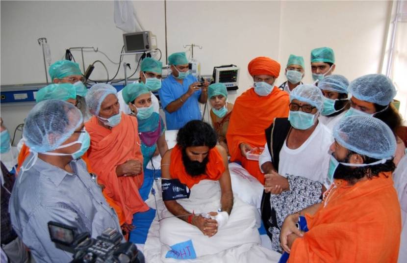  दरम्यान, त्यांना पोलिसांनी पकडले आणि देहरादूनला पाठवले. मात्र मात्र, तिथेही ते उपोषण करत होते. त्यांच्या जिद्दीमुळे त्यांची तब्येत ढासळली. त्यांना देहरादूनच्या जॉलीग्रींट रुग्णालयात हलविण्यात आले. रामदेवबाबा यांना यावेळी बीपीची समस्या होती. त्याचवेळी त्यांचे वजन सुमारे पाच किलोने कमी झाले होते. (Express Archive Photo)