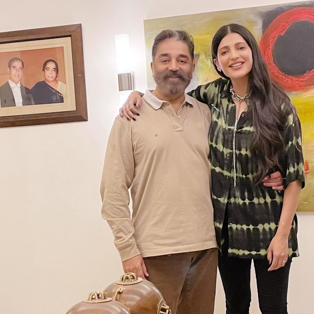 'जेव्हा माझ्या आई-वडिलांचा घटस्फोट झाला तेव्हा मी फार मोठी नव्हते. ते एकत्र असताना आनंदी नव्हते पण वेगळे झाल्यानंतर आनंदी आहेत' असे श्रुती म्हणाली.