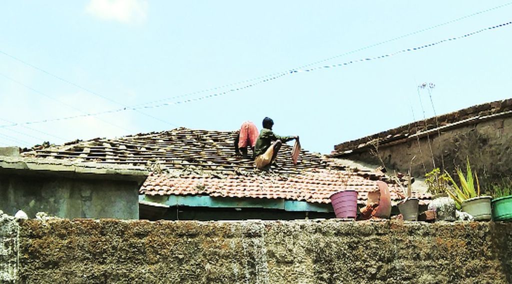 ग्रामीण भागात घरांच्या पावसाळापूर्व दुरुस्तीची लगबग