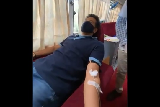 sachin tendulkar spotted donating blood outside his house