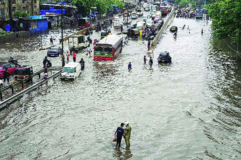 मुंबईत पाऊस कमी, तरीही रस्ते पाण्यात