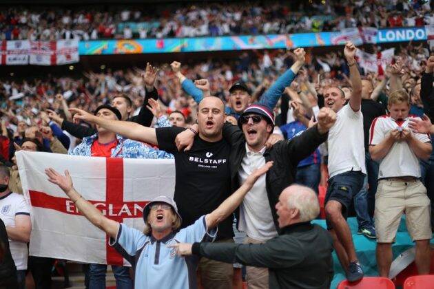 विजयानंतर इंग्लंडच्या चाहत्यांनी एकच जल्लोष केला. लंडनमधील वेम्बले स्टेडियमवर चाहत्यांनी संघावर कौतुकाचा वर्षाव केला. (Photo-Reuters)