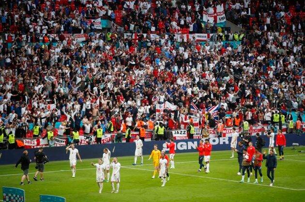 इंग्लंडच्या खेळाडूंनीही मैदानात फेरफटका मारत चाहत्यांच्या शुभेच्छांचा स्वीकार केला. (Photo-Reuters)