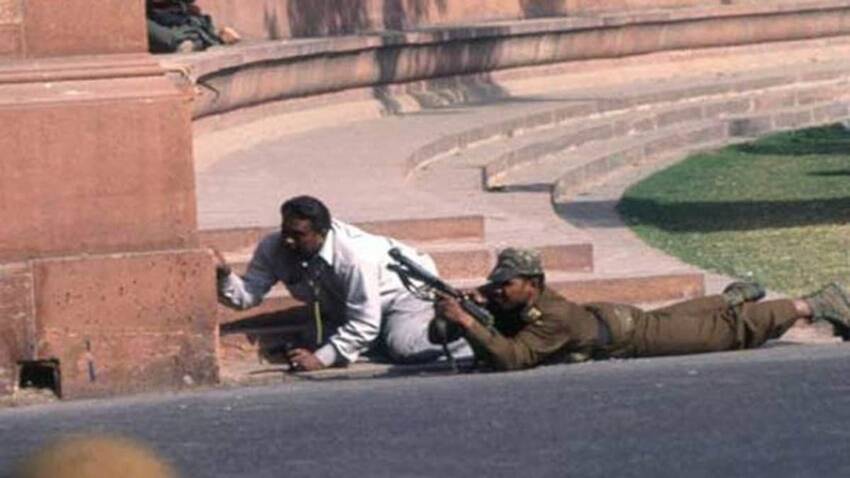 या हल्ल्यामध्ये संसद भवनाचे सुरक्षारक्षक तसंच दिल्ली पोलिसांसह एकूण ९ लोक शहीद झाले होते. सर्व फोटो सौजन्यः पीटीआय आणि इंडियन एक्स्प्रेस