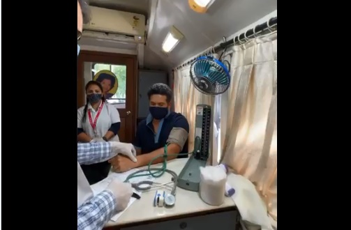 sachin tendulkar spotted donating blood outside his house